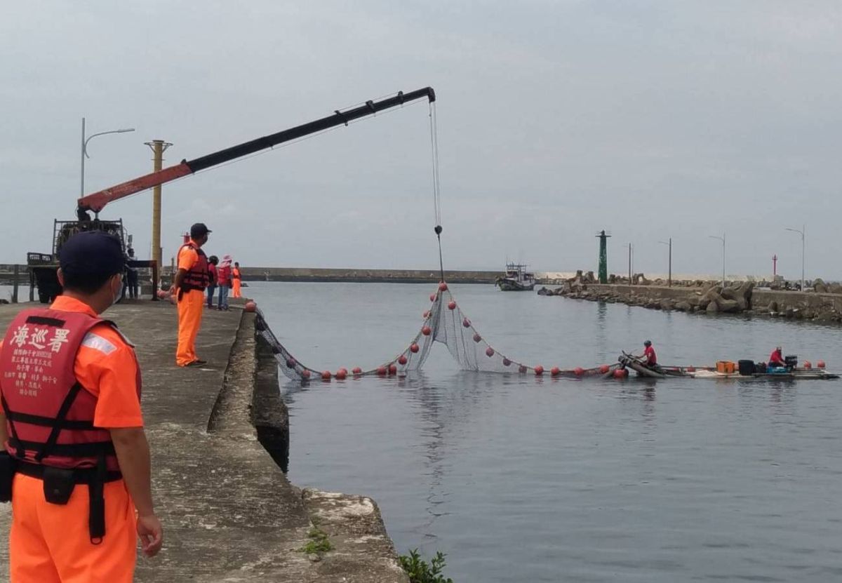 ▲高雄市政府海洋局舉辦漂流木攔木網演練。(圖／記者黃守作攝，2020.04.29) 