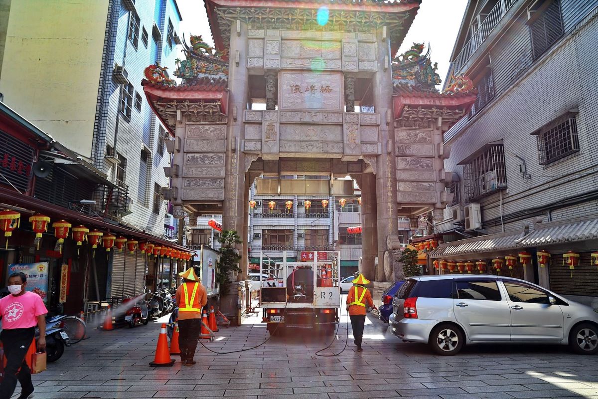 環保局清潔隊前往城隍廟東市場消毒。〔圖／嘉市府提供2020.04.29〕