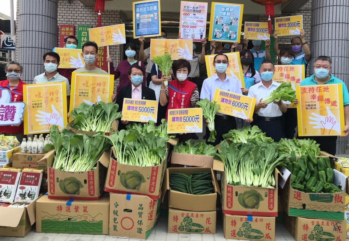 ▲高雄市梓官區公所支持在地農特產品，以因應此波新冠肺炎疫情所造成的衝擊。(圖／記者黃守作攝，2020.04.29)
