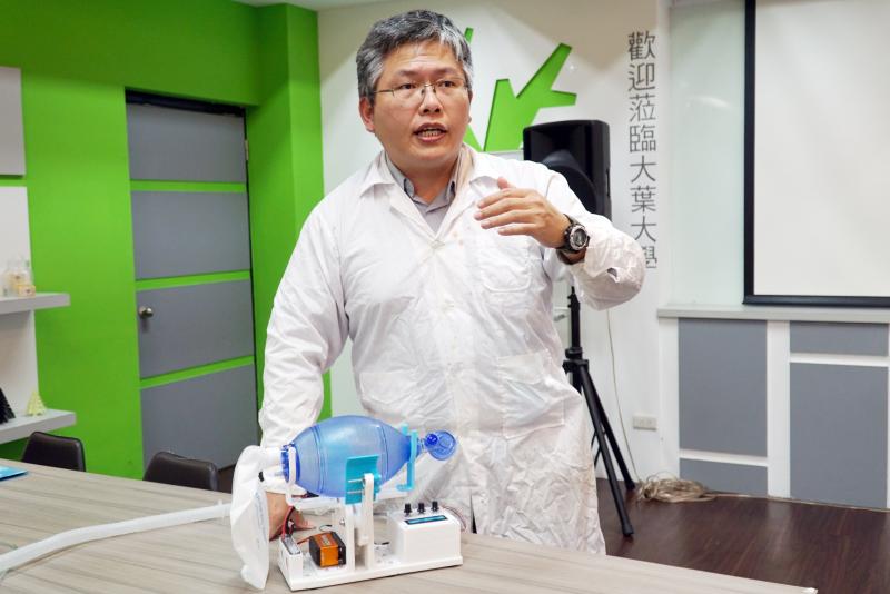 <br> ▲大葉大學校友趙士慶介紹他開發的緊急呼吸器。（圖／記者陳雅芳攝，2020.04.30）