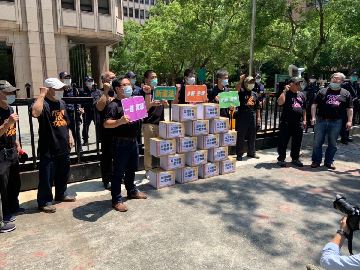 ▲制憲基金會4月30日到中選會提交制憲公投提案。 (圖/記者吳承翰攝)