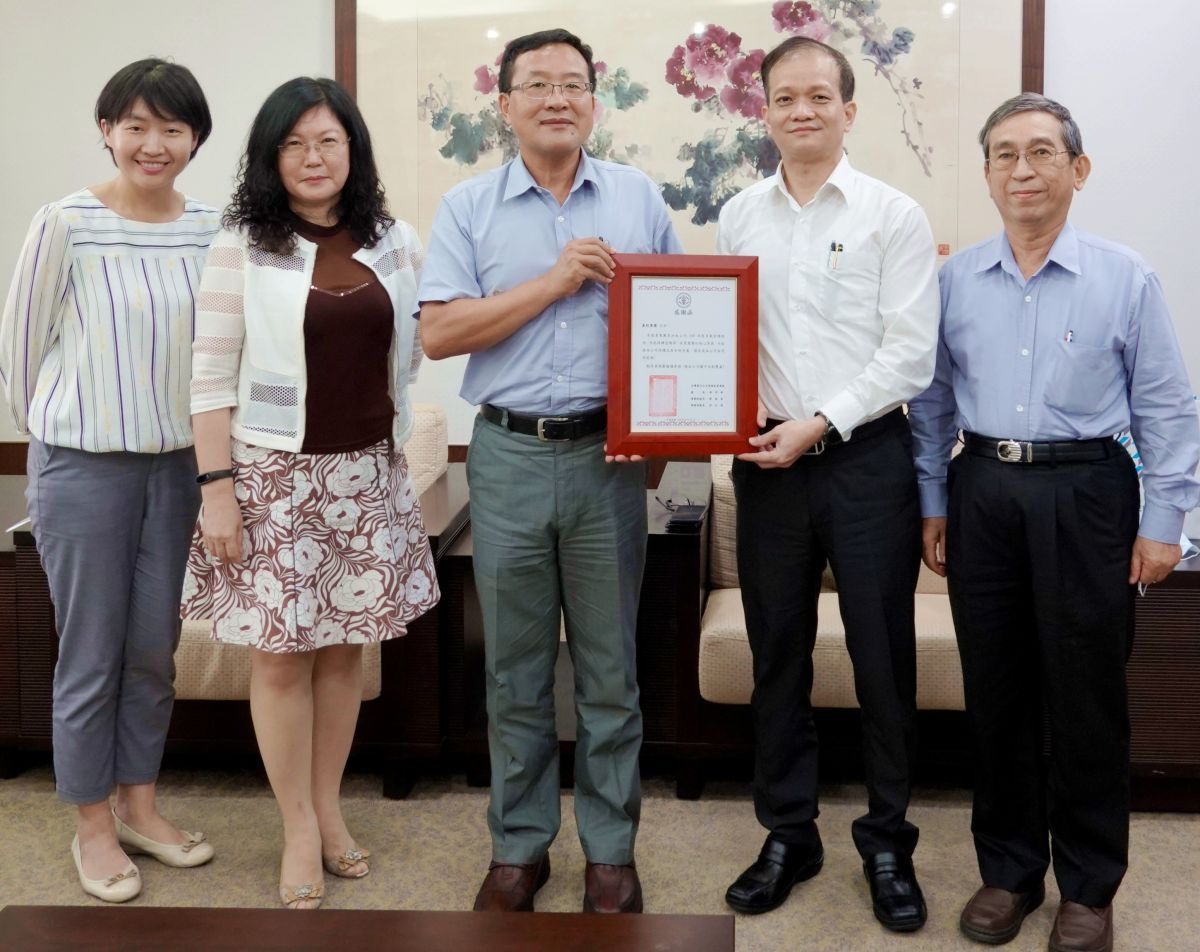 ▲台電高雄區營業處處長黃明舜(中)率副處長吳志城(右1)致送感謝狀給節電好榜樣的義聯集團，由該集團經營管理發展委員會執行副主任委員張振武(右2)代表接受。(圖／記者黃守作攝，2020.04.30)