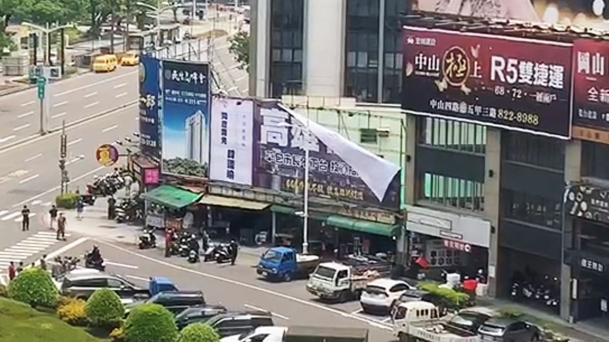 ▲中華三路及五福三路口的未依法申請違規懸掛廣告招牌，所有權人今天早上已僱工自行拆除。（圖／記者郭俊暉攝，2020.04.30）