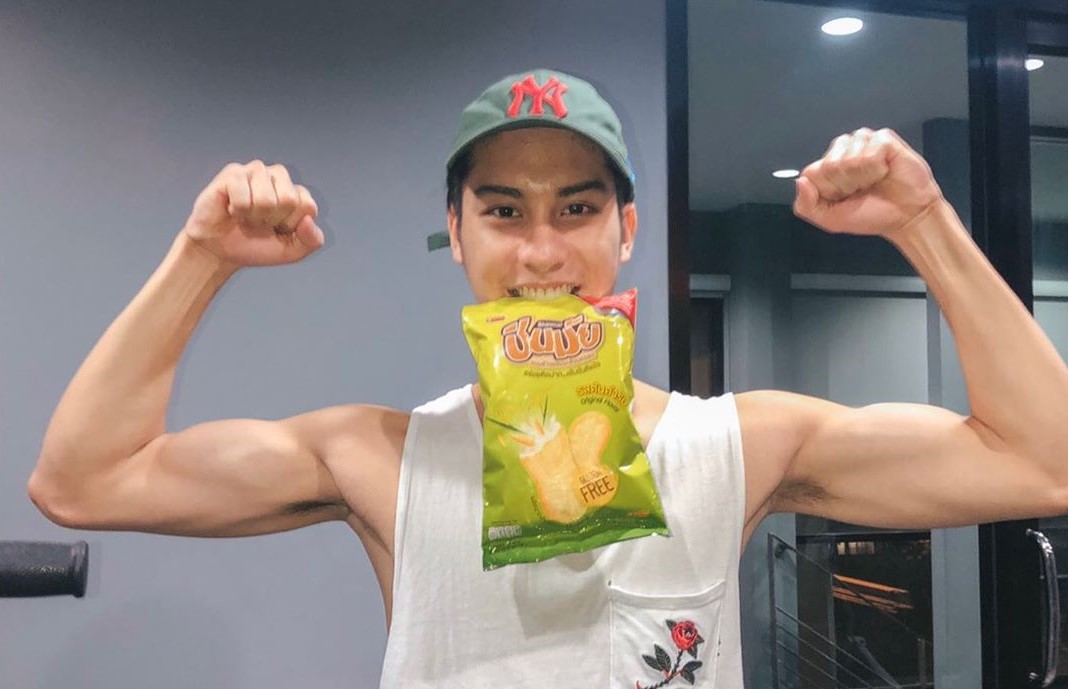 ▲八月常在IG分享自己的精壯「大肌肌」。（圖／八月IG）