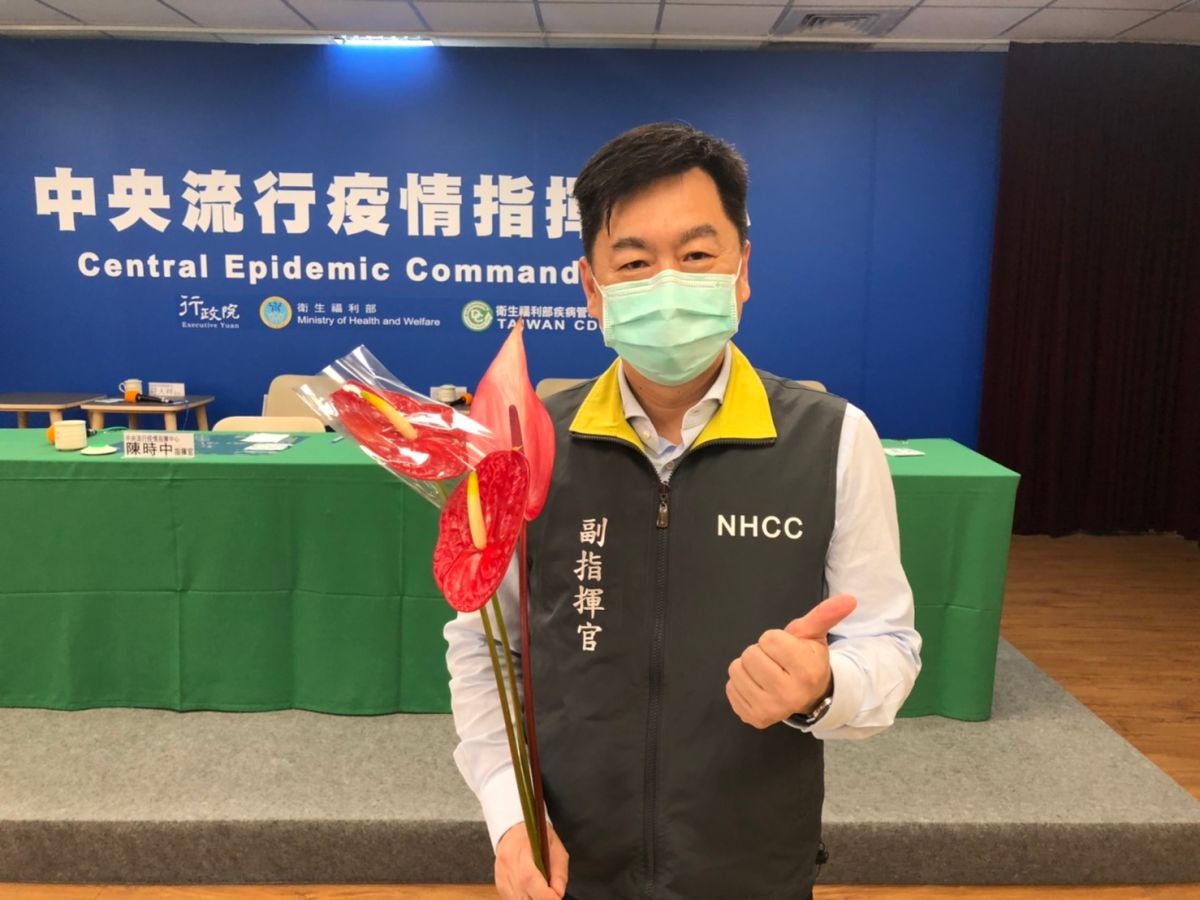 ▲陳宗彥說，今天每個人的桌上都有一枝火鶴花，這是來自於台南花農的感謝。（圖／記者劉雅文攝，2020.04.30）