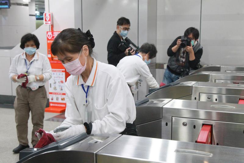 ▲台灣高鐵即日起至 5 月 3 日實施全車對號座，同時加強車站清潔，每 2 小時消毒售票機、電梯扶手等設備。（圖／記者葉政勳攝, 2020.04.30）