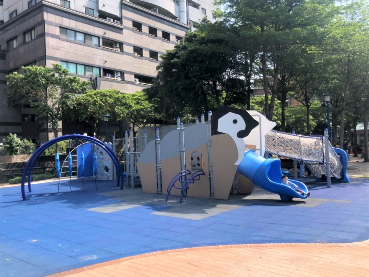 ▲板橋區重慶公園以極地企鵝為發想主軸融入特色遊具的兒童遊戲場。（圖／板橋區公所提供）