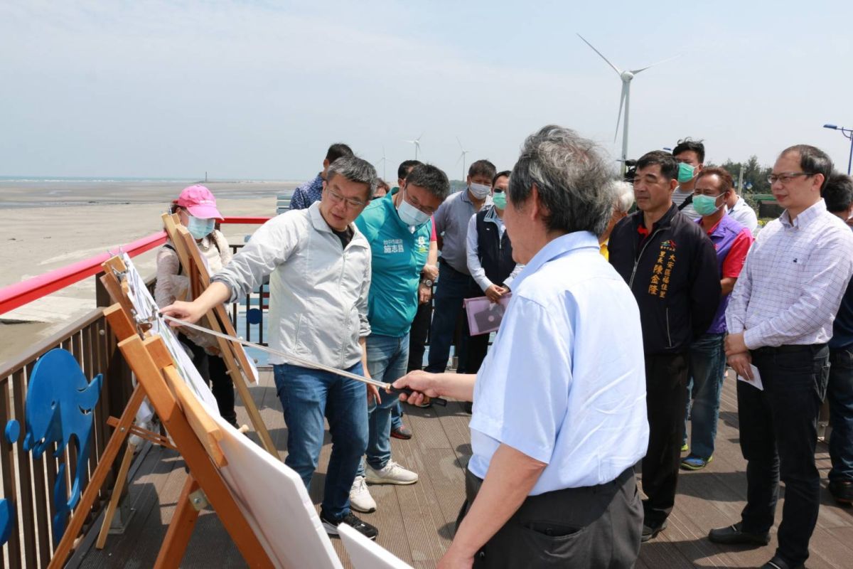 ▲立法院副院長蔡其昌邀集相關單位到場會勘，宣布將再投入2200萬元，打造大安風景區海堤景觀之風林地景廊道。(圖／柳榮俊翻攝2020.4.30)