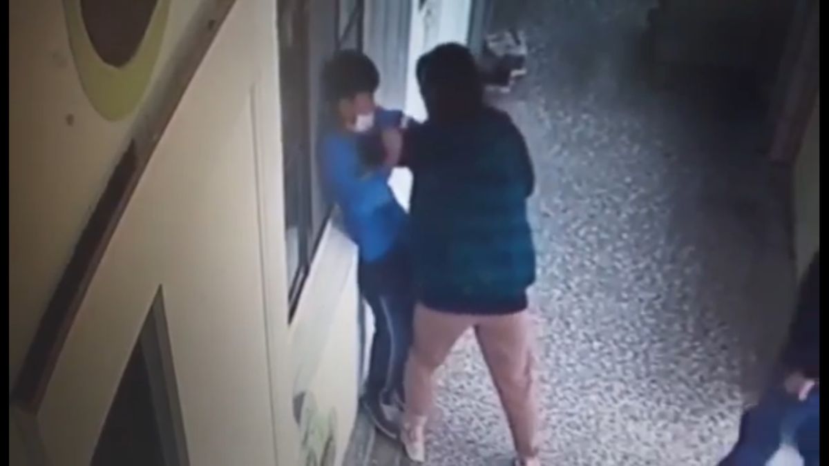 ▲家長控訴自己患有情緒障礙的小孩於午休時間遭到輔導室主任鎖喉、肩頂、推擠等等管教過當行為。（圖／新北市議員彭佳芸辦公室提供）