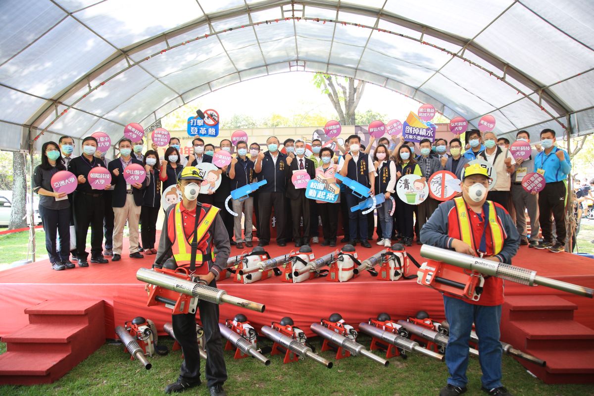 ▲中市府邀集大專院校、醫事公會代表等共同宣誓打擊登革熱。(圖／市政府提供2020.4.30)