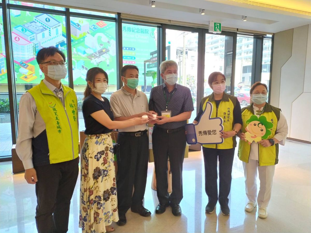 ▲彰化市長林世賢和愛心企業捐贈500罐護手霜給秀傳紀念醫院醫護人員，由院長楊基滐代表接受。（圖／記者葉靜美攝，2020.04.30）