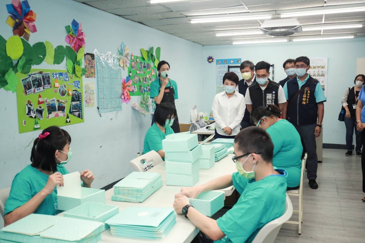 ▲新冠肺炎疫情衝擊各行各業，社福機構營運面臨挑戰，市長盧秀燕呼籲，民間單位響應採購，協助弱勢度過疫情難關。(圖／柳榮俊翻攝2020.4.30)