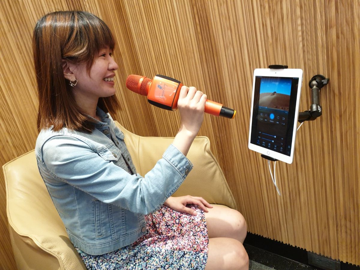 ▲由國內專業麥克風大廠開發的藍芽行動K 歌麥克風，隨時隨地都能暢快K 歌。（圖／金武鳳攝，2020.4.30)