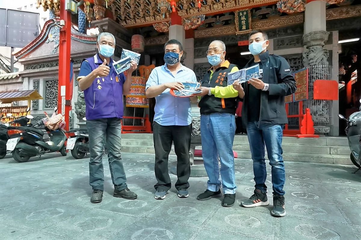 ▲金城鎮公所推出城隍慶典風格口罩套及口罩收納夾。（圖／蔡若喬攝, 2020.04.30）