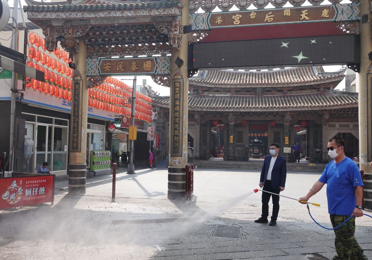 ▲交通部觀光局提出全台234個熱點人潮警示，鹿港老街與天后宮商圈列入，鹿港鎮公所先派員針對廟口、老街公共區域消毒。（圖／記者陳雅芳攝，2020.04.30）