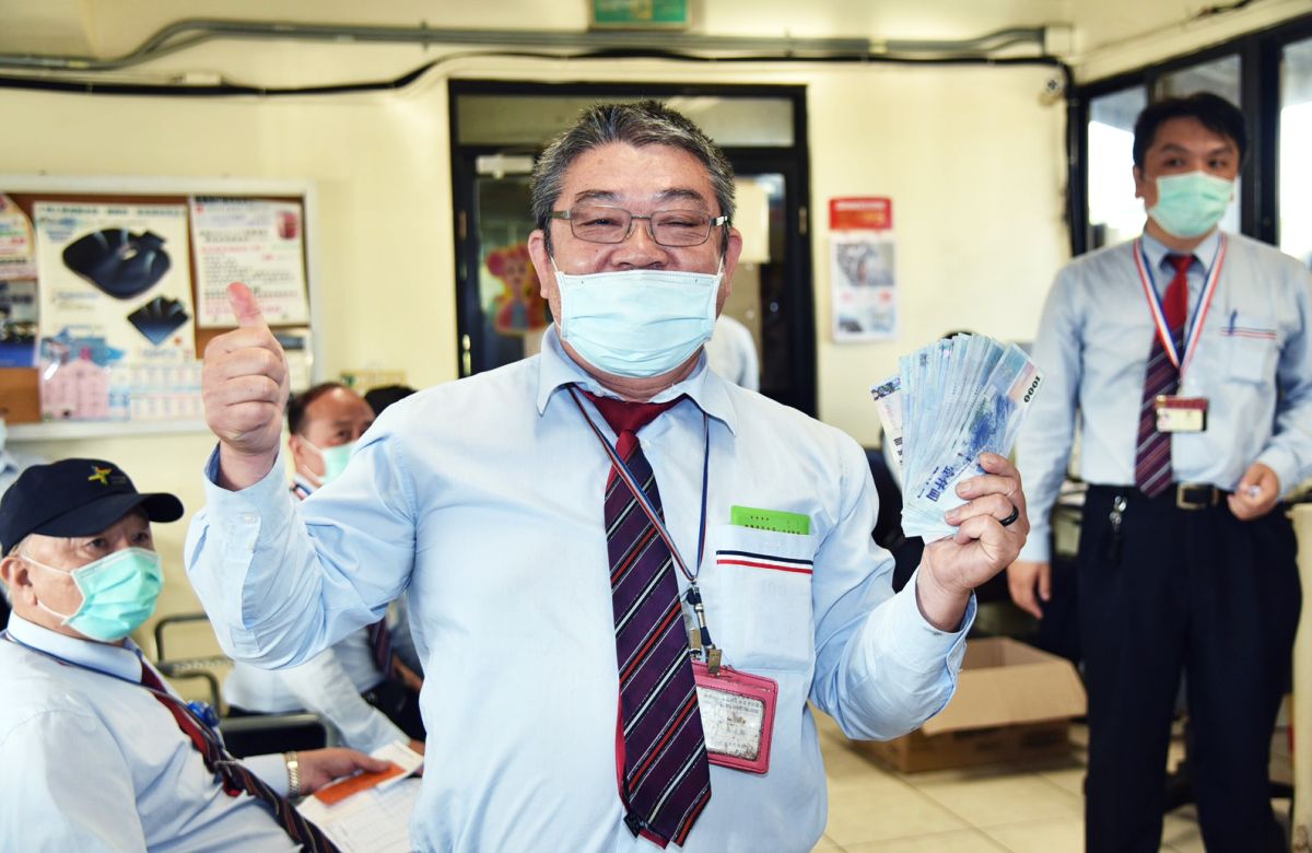 ▲領到車資補助款項的車隊成員相當開心。（圖／桃園機場公司提供）