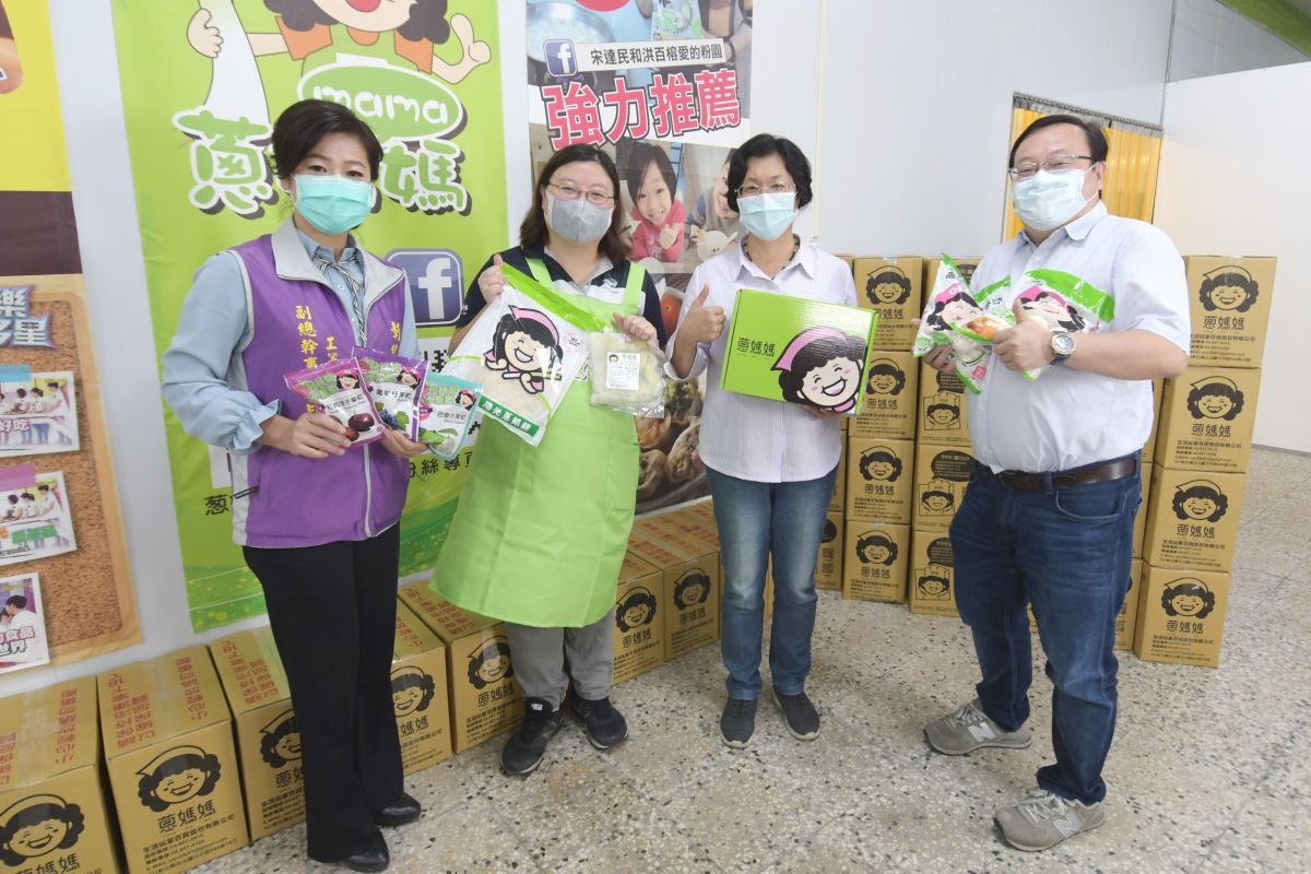 ▲彰化縣長王惠美鎮訪視打響「蔥媽媽」品牌創辦人林宣蓁，林宣蓁說，「蔥是家庭必備食材，如同媽媽的存在，平凡卻重要」。（圖／記者陳雅芳攝）