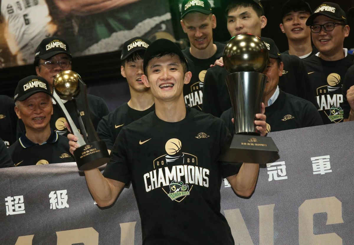 ▲台灣啤酒球星蔣淯安和台啤續約4年。（圖／籃協提供）