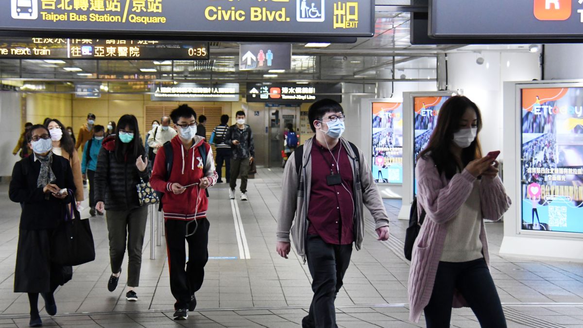 ▲台北民眾戴口罩搭捷運。（圖／NOWnews資料圖片）