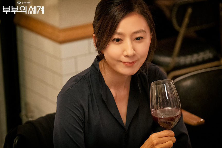 ▲經過酒精顯影的面目往往是一個人最脆弱、也最麻煩的一面，不妨先做好心理準備。（圖／截自JTBC《夫婦的世界》劇照）