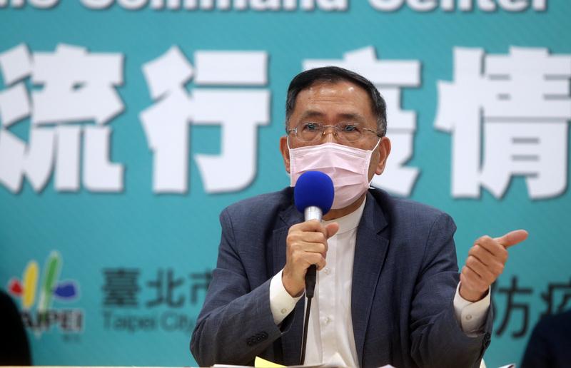 ▲台北市長柯文哲擬在12行政區推口罩販賣機,不過,副市長蔡炳坤(圖)14日保守表示,口罩販賣機上線與否取決於3個要素,包括販賣機的數量要足夠、民眾與健保署的資料介接以及口罩數量,會盡快克服困難建置。中央社記者鄭傑文攝109年4月14日