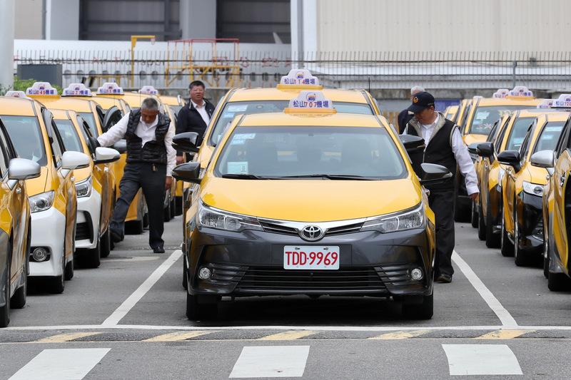 ▲交通部長林佳龍稱計程車司機是「防疫英雄」,將可領