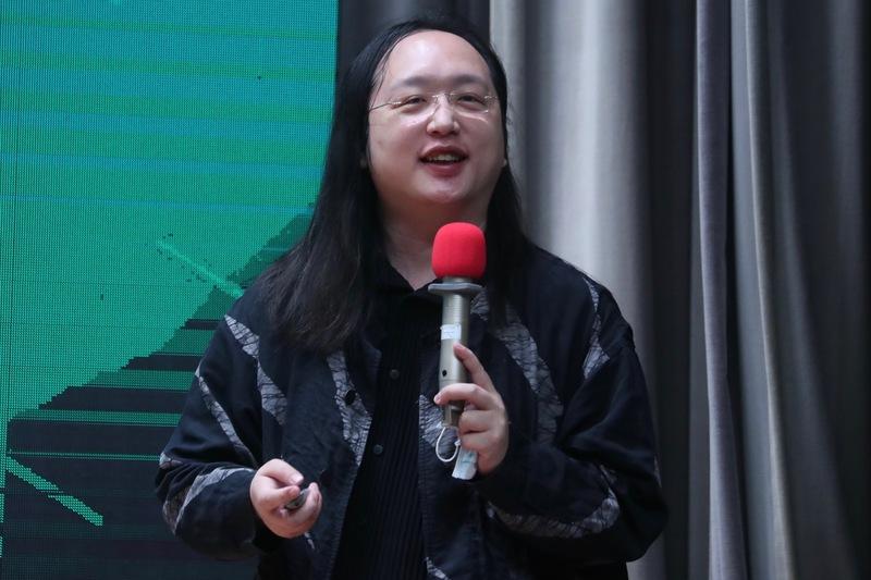 ▲2019冠狀病毒疾病(COVID-19,武漢肺炎)疫情延燒,行政院及美國在台協會(AIT)24日舉辦記者會,宣布合作發起「台美防疫松(cohack)」,行政院政務委員唐鳳(圖)說明活動。中央社記者吳家昇攝