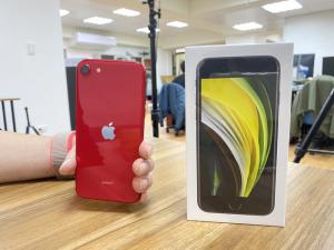 iPhone SE新機24日開賣，共有3種顏色，圖左至右分別為紅色及黑色款式。中央社記者吳家豪攝  109年4月24日