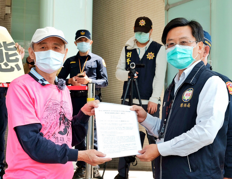 ▲搶救大潭藻礁行動聯盟召集人潘忠政（前左）表示，不排除未來找時間與陳吉仲面談溝通。中央社記者吳睿騏桃園攝109年4月28日