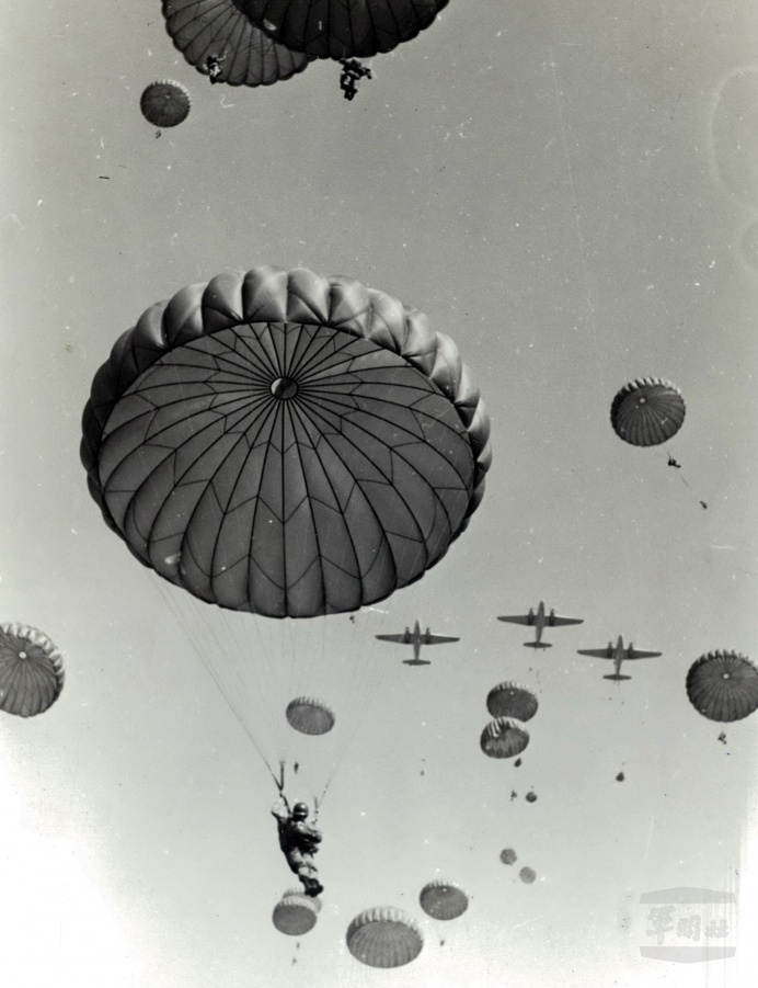 ▲ 4月8日是「傘兵節」，傘兵部隊輝煌的史頁，寫下一頁頁光榮史。（軍聞社資料照片）