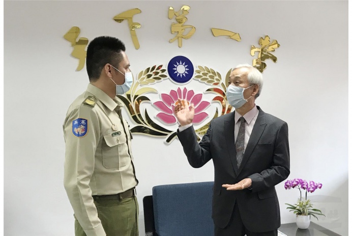 憲兵士官長術後康復　軍友保險慰問打氣