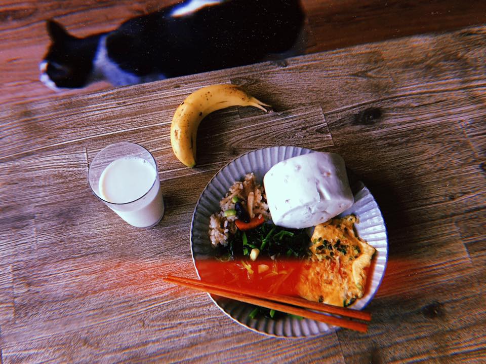 ▲早午餐：煎蛋、蔬菜、饅頭、豆漿、香蕉。（圖／柯佳嬿 Alice Ko臉書）
