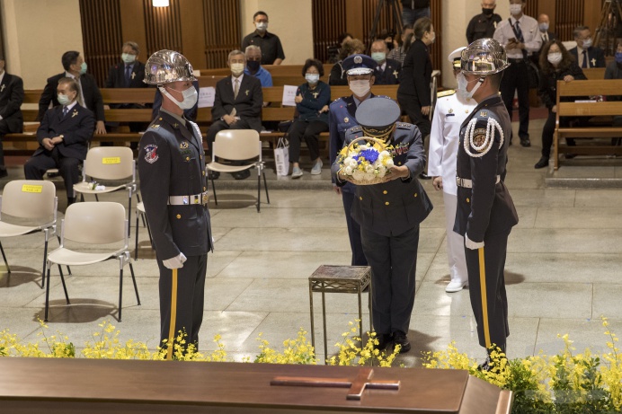 故王前副部長安葬奠禮　霍前總長獻花致意