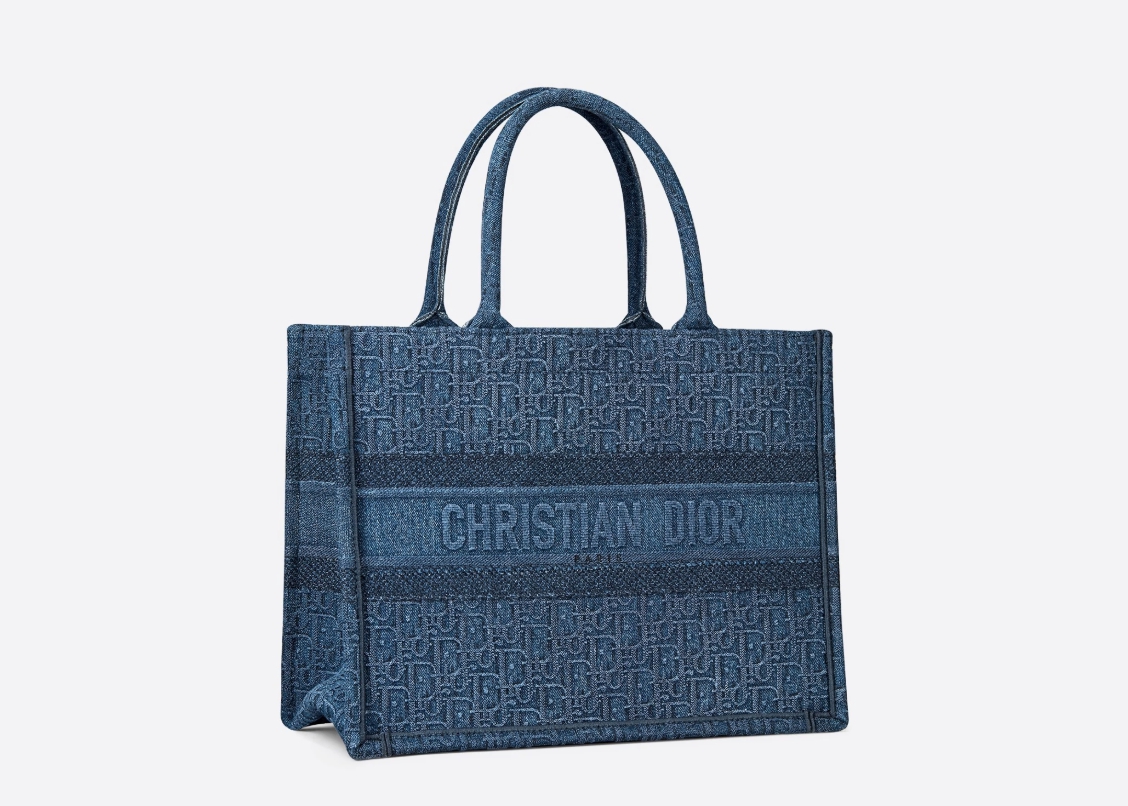 ▲Book Tote 藍色 Oblique 刺繡丹寧布小型包款 NT$88,000。（圖／DIOR官網）