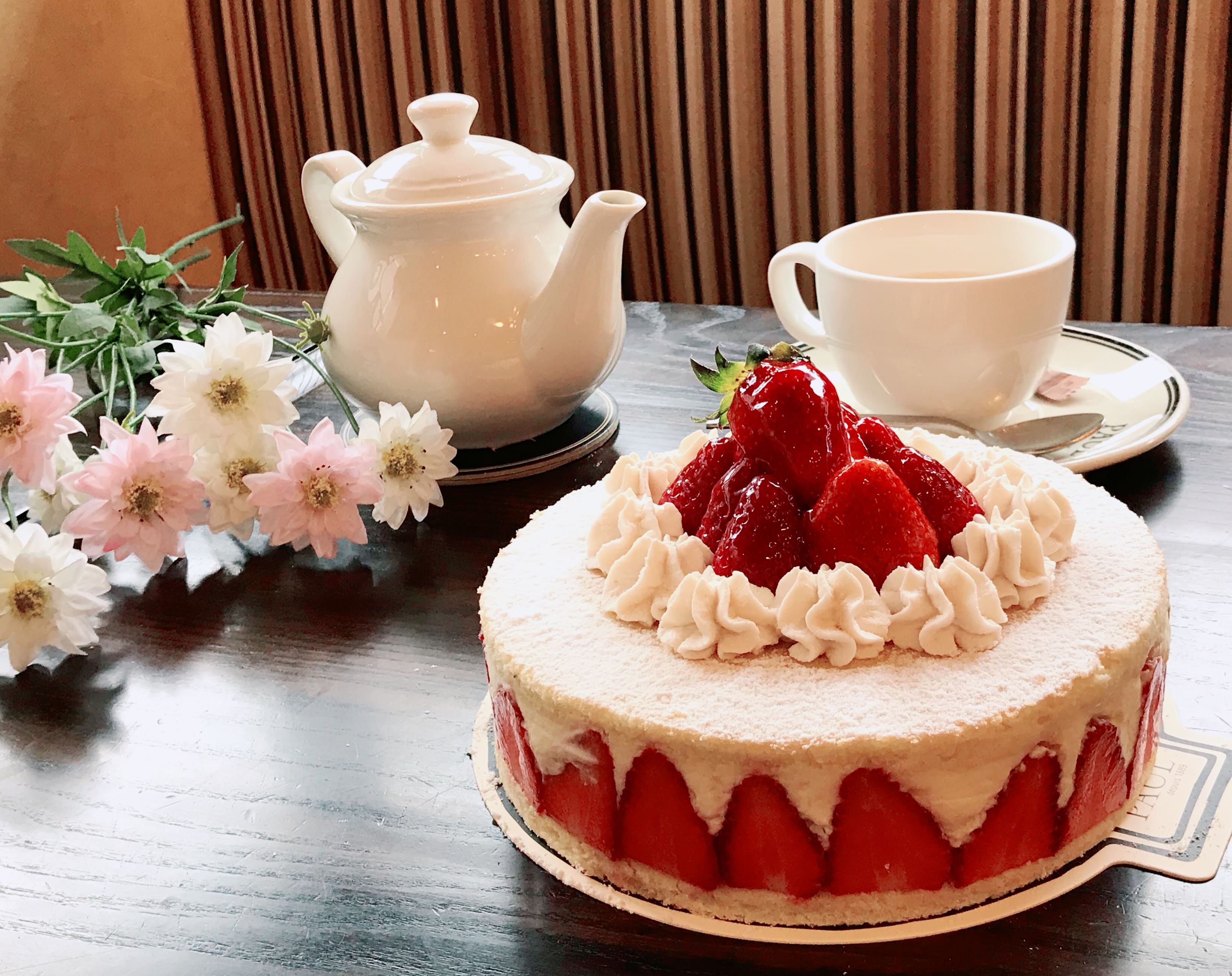 ▲法蘭絲蛋糕上下兩層杏仁蛋糕片，中間夾上滿滿的草莓及卡士達香緹餡。（圖／PAUL提供）