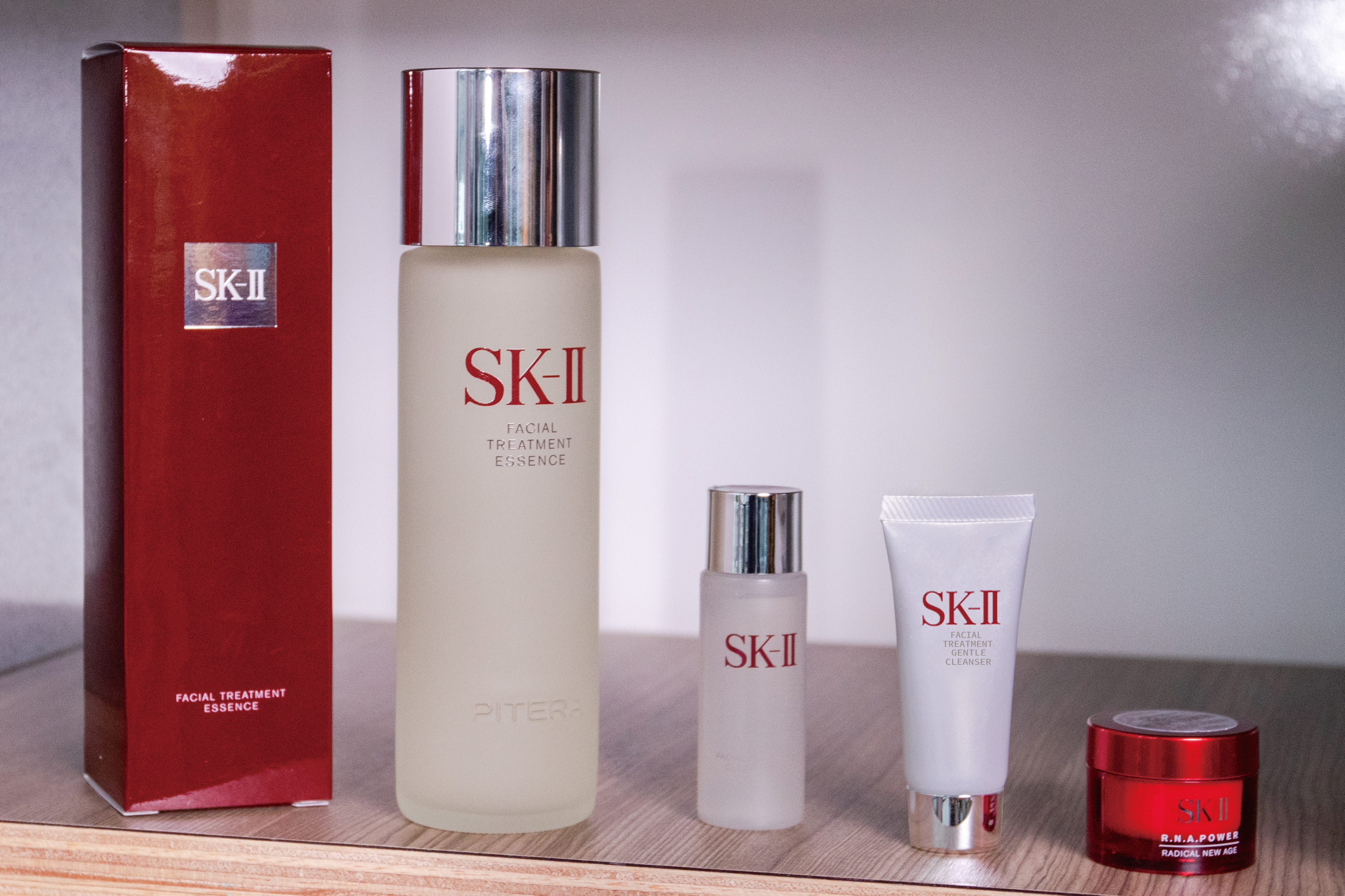 ▲Dyson Supersonic HD03 吹風機 限量紅色禮盒版/ SK-II 青春經典特惠組。