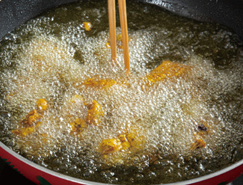 ▲準備一個油溫160度的油鍋，以大火炸雞肉4-5分鐘。（圖／台灣廣廈提供）
