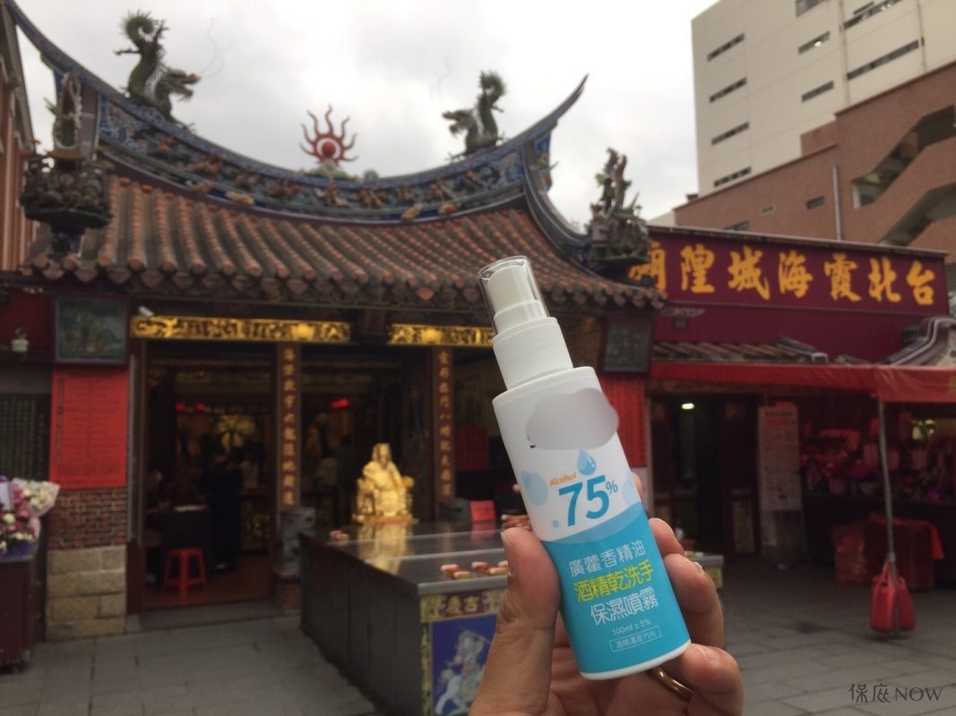 霞海城隍廟捐贈了許多防疫物資。（圖／大稻埕霞海城隍廟提供）