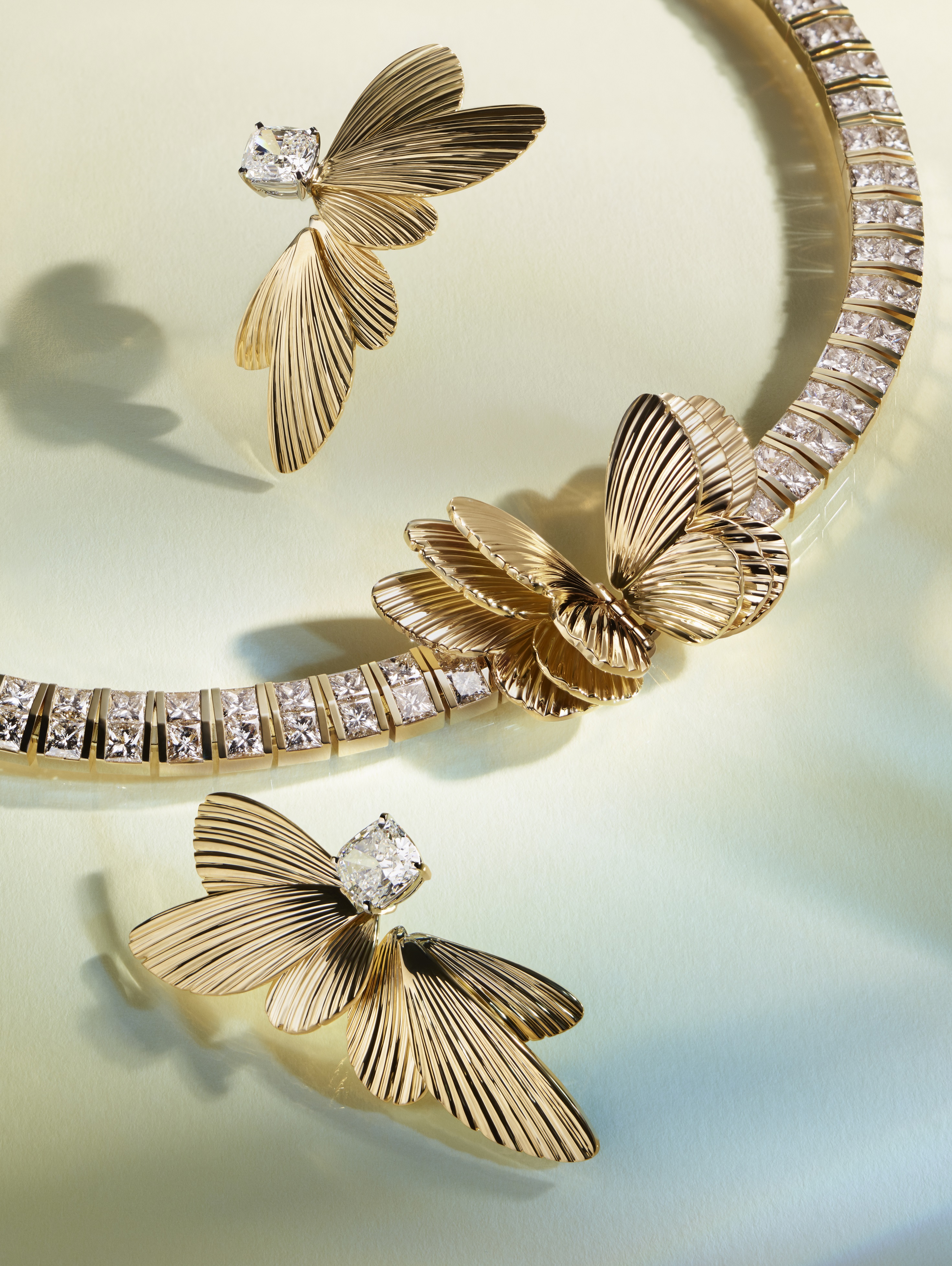 ▲Tiffany Jewel Box 高級珠寶系列，Flight 18K 金鑲嵌總重逾 28 克拉公主式切割鑽石項鍊、18K 金鑲嵌總重逾 4 克拉枕形切割鑽石耳環。（圖／Tiffany & Co.）