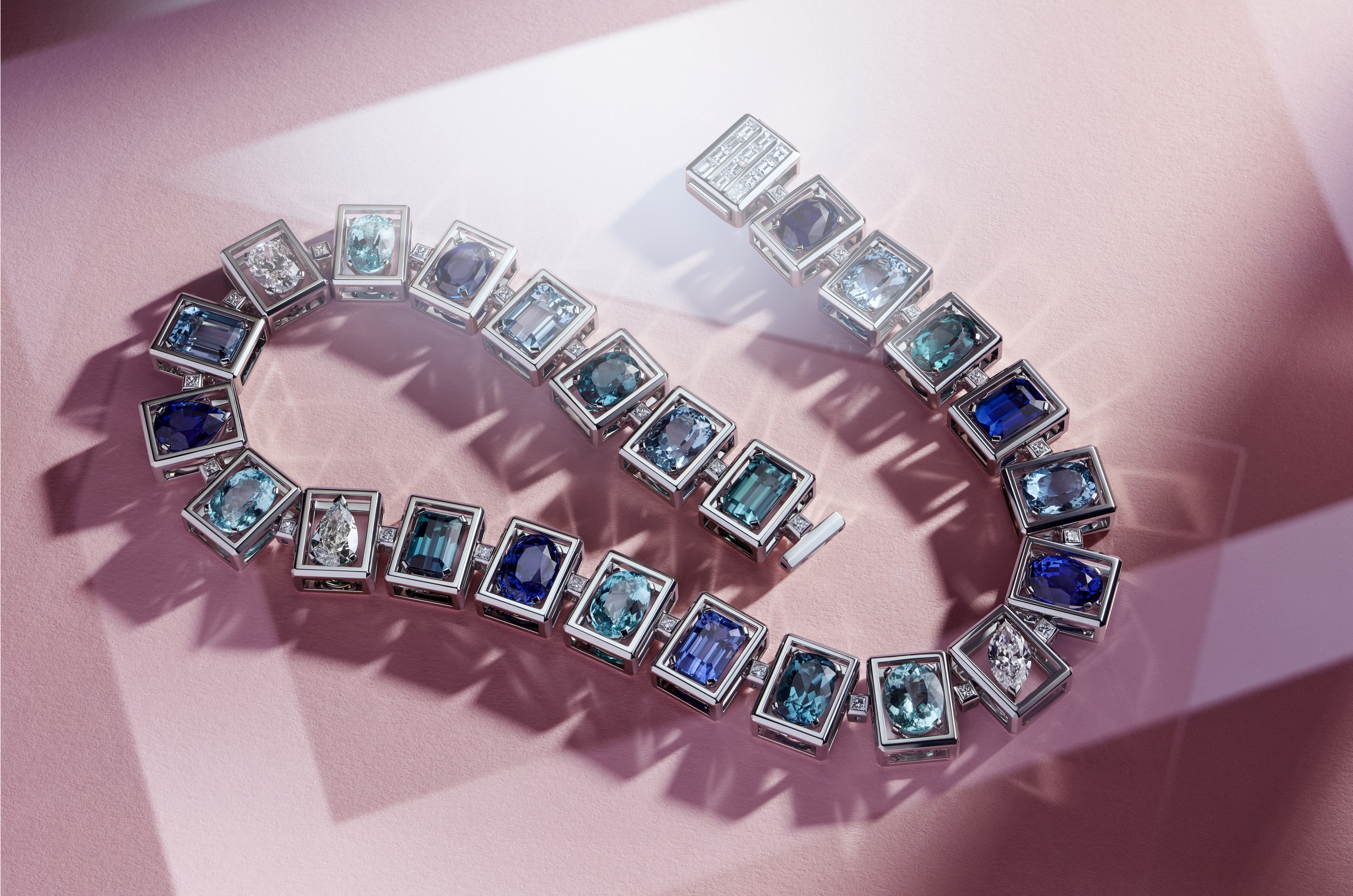 ▲Tiffany Jewel Box高級珠寶系列，Frame 鉑金項鍊，鑲嵌總重超過 36 克拉藍寶石、總重超過 13 克拉銅鋰碧璽、總重超過 16 克拉的藍碧璽、總重超過 16 克拉的海水藍寶以及總重超過 8 克拉的鑽石。（圖／Tiffany & Co.）