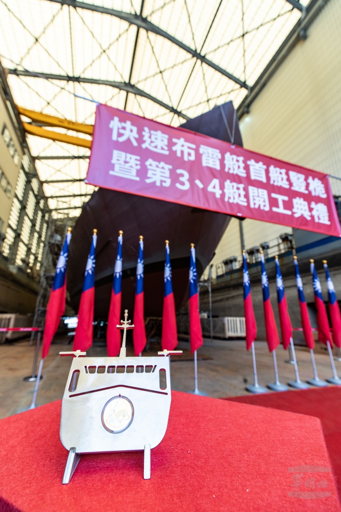 海軍快速布雷艇首艇豎桅　國艦國造順利邁進