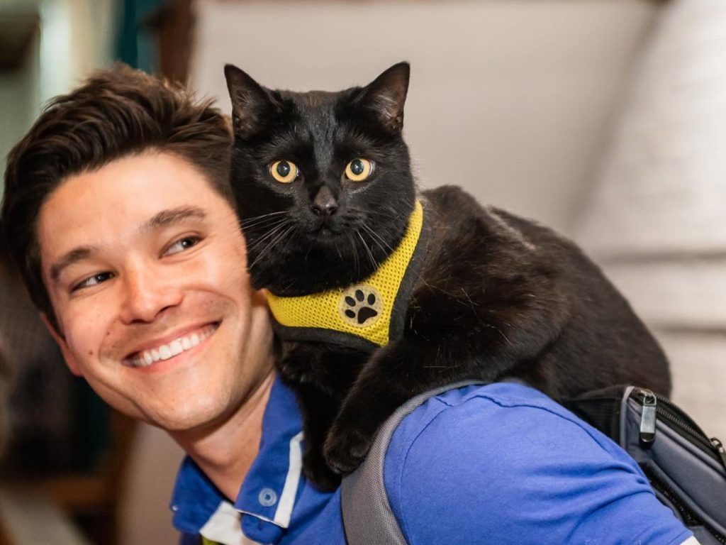 黑貓賽門與主人JJ（圖／IG@backpackingkitty）