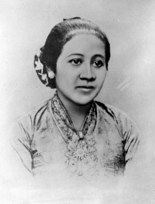 卡蒂尼生長在爪哇貴族家庭，生活環境相對優渥，因此讓她得以接受教育。（圖／維基百科）
