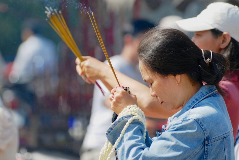 有些子女因為不捨父母可能離世，便請求神明允許折讓自己的壽命幾年給父母。（圖／shutterstock）