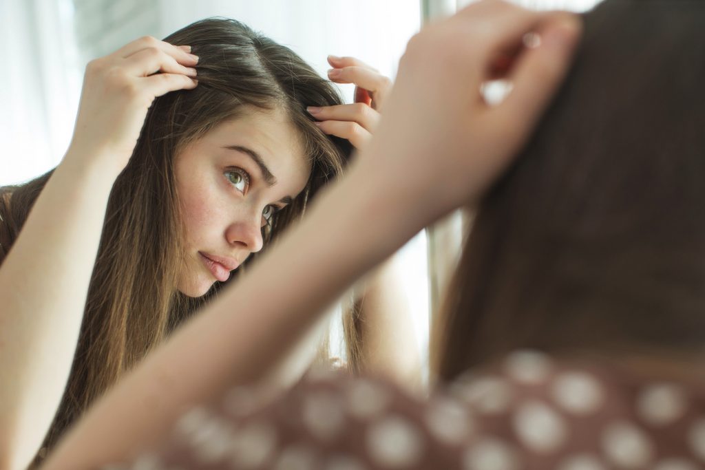 ▲敏感頭皮換季時，容易有頭皮乾癢、頭皮屑等問題。（圖／Shutterstock）