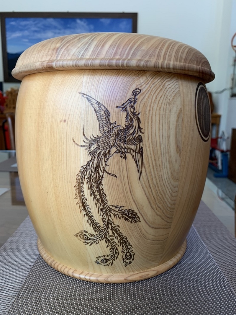 台灣國寶檜木創作出的藝品級骨灰罈，外觀呈自然美觀木紋，也可客製圖騰。（圖／NOWnews記者陳惲朋攝）