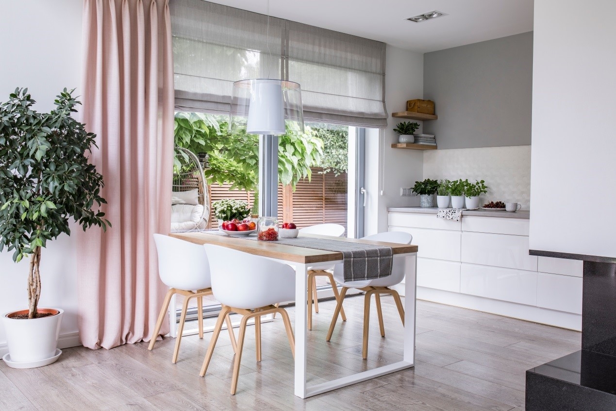 單身未婚者可在家中使用粉色窗簾，可以提升貴人桃花運勢。