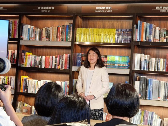 ▲誠品董事長吳旻潔親自出席記者會公布，誠品新24小時書店確定將落腳於信義店，並於5月29日開始試營運。｜Wu Min-chieh, chairman of Eslite Spectrum Corp., announced Thursday Eslite Xinyi Store will become the next 24-hour bookstore in Taipei. (NOWnews)