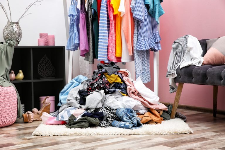 雙魚座家裡多半有堆積如山的衣服及雜物，此狀況也稱為囤積煞。（圖片來源／Shutterstock） 