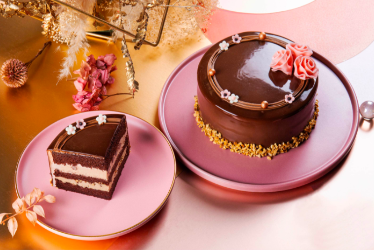 ▲「伯爵瑪奇朵蛋糕」，使用焦糖瑪奇朵慕斯加巧克力杏仁脆片為基底。（圖／BAC 官網）